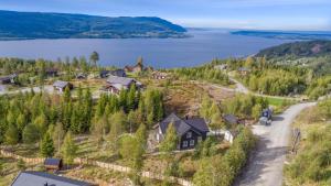 una casa en una colina con vistas a un lago en Konglehytta, en Strandlykkja