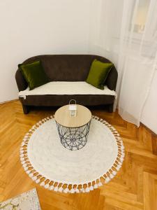 sala de estar con sofá y mesa en Apartment Matea-center of Pogdorica en Podgorica