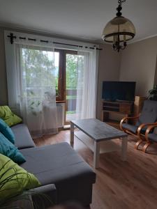 sala de estar con sofá y mesa de centro en Willa Melisa, en Wisła