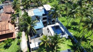 - une vue aérienne sur une maison avec des palmiers dans l'établissement Dhammika Beach Palace, à Wadduwa