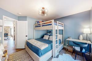 1 dormitorio con litera y escritorio en Christy Hill Condo en Olympic Valley