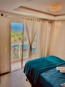 a bedroom with a bed and a window with a view at Condomínio Encantador - Beto Carrero - 3 quartos in Penha