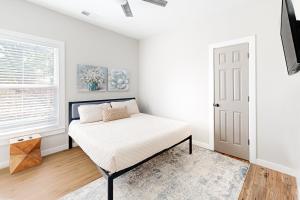 A bed or beds in a room at Grove Park Place - Unit B