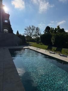 - une piscine d'eau avec 2 chaises dans la cour dans l'établissement Villa Rosenhof (2 Personen +), à Lindau