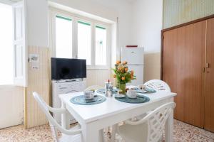 CampomarinoにあるCasa Danteのキッチン(白いテーブル、白い椅子付)