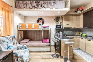una piccola cucina con letto a castello in una casetta di BLOSSOM GARDEN - free parking a Passoscuro