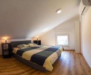 ein Schlafzimmer mit einem großen Bett im Dachgeschoss in der Unterkunft Panorama 13 in Tolmin