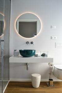 bagno con lavabo a ciotola e specchio di Ca' dela Stazion a Verona