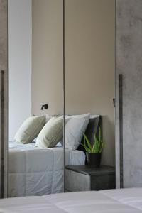 a bedroom with a mirrored bed with white sheets and pillows at Ca' dela Stazion in Verona