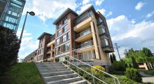 Un gran edificio con escaleras al frente. en Luksusowy apartament w Ustroniu, en Ustroń