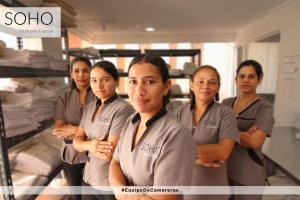 un grupo de mujeres de pie en una habitación en Apartamentos Ocean Club - Cerca al Mar by SOHO, en Santa Marta