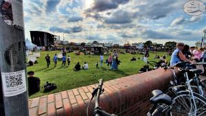 een menigte mensen op het gras in een veld bij Wilhelms Mitte in Wilhelmshaven +18 foto's