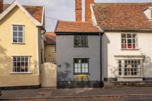 une maison et une maison jaune et blanche dans l'établissement Most romantic cottage in Suffolk - Number Four, à Framlingham