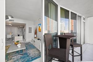 sala de estar con mesa y sillas en el balcón en Luxury 1 BR Condo W Icon Brickell-Waterviews, en Miami