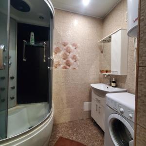 um banheiro com pia e máquina de lavar em Квартира-apartament em Tiraspol