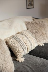 una pila de almohadas sentadas encima de un sofá en The Amazing Attic Apartment en Skipton