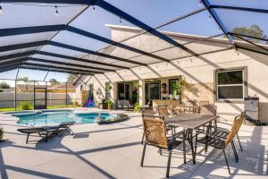 Πισίνα στο ή κοντά στο Palm Coast Paradise Pool, Spa and Outdoor Kitchen