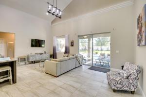 Μια τηλεόραση ή/και κέντρο ψυχαγωγίας στο Palm Coast Paradise Pool, Spa and Outdoor Kitchen