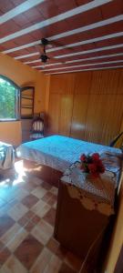 una camera da letto con un grande letto con fiori di Aluguel Casa em Praia Seca a Rio de Janeiro