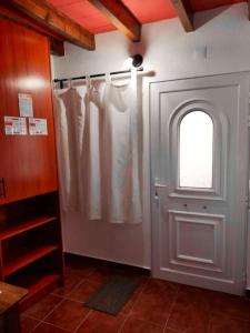 ein Bad mit einer Tür, einem Fenster und einem Fenster in der Unterkunft 2 bedrooms house with city view and wifi at Redondo in Redondo