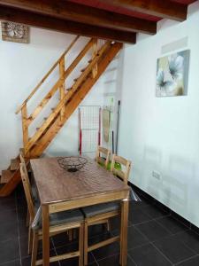 ein Esszimmer mit einem Holztisch und Stühlen in der Unterkunft 2 bedrooms house with city view and wifi at Redondo in Redondo