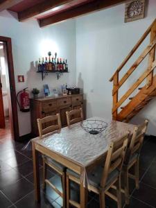 ein Esszimmer mit einem Tisch, Stühlen und einer Treppe in der Unterkunft 2 bedrooms house with city view and wifi at Redondo in Redondo
