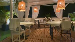 un comedor con mesas, sillas y luces en Casa Doramas B&B VV, en Las Palmas de Gran Canaria