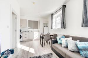 ein Wohnzimmer mit einem Sofa und einem Tisch in der Unterkunft 2 bedroom apartment with large rooms and Wi-Fi in London