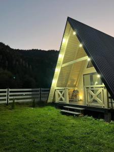 Fotografia z galérie ubytovania A frame house Kryvorivnia v destinácii Verkhniy Yasenov