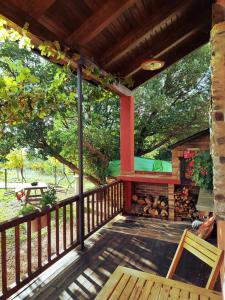 una terraza con chimenea, mesa y sillas en A Porteliña Casa Rural en Ambas Aguas