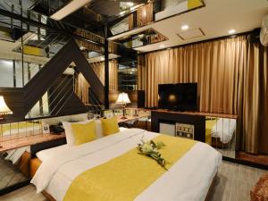 um quarto com uma cama grande e uma televisão em HOTEL CHANT - Adult Only 大人専用 em Sakai