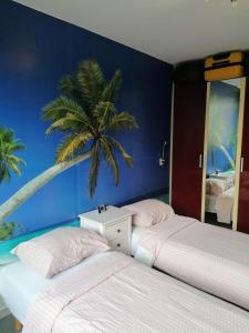 2 bedden in een slaapkamer met een muurschildering van palmbomen bij Rooms for longer stays with Invoice in Houten