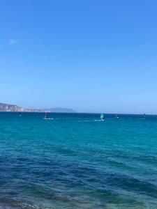 ein großer Wasserkörper mit Booten darin in der Unterkunft Cozy room on the beach in La Ciotat