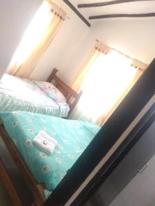 1 dormitorio con litera y 2 ventanas en el recuerdo, en Villa de Leyva