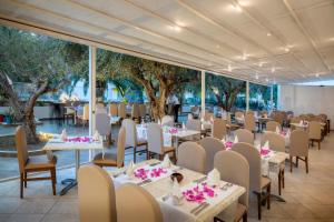 ハンマメットにあるLe Hammamet Hotel & SPAのテーブルと椅子が並ぶ宴会場