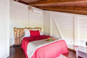 Voodi või voodid majutusasutuse Villa charmante avec piscine et vue mer au Robert toas