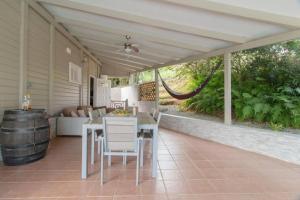 Siseõu või muu väliala majutusasutuses Villa charmante avec piscine et vue mer au Robert