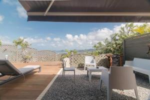 Rõdu või terrass majutusasutuses Villa charmante avec piscine et vue mer au Robert
