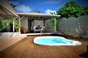 Bassein majutusasutuses Villa charmante avec piscine et vue mer au Robert või selle lähedal