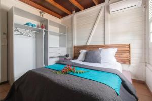 Voodi või voodid majutusasutuse Villa charmante avec piscine et vue mer au Robert toas