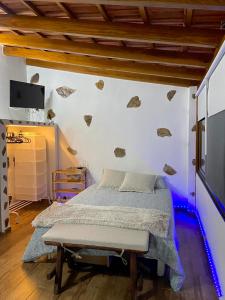 - une chambre avec un lit recouvert de rochers dans l'établissement CASITA LAS VISTAS, à Frontera