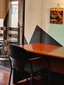 un tavolo e una sedia in una stanza di Casa Compartida Weyler a Santa Cruz de Tenerife