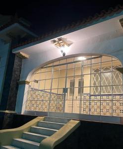 un conjunto de escaleras en un edificio con una puerta en Hospedaria das Brotas, en Espírito Santo do Pinhal