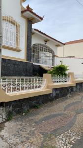una casa con un banco delante de ella en Hospedaria das Brotas, en Espírito Santo do Pinhal