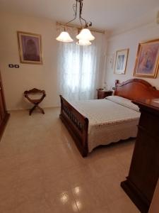 - une chambre avec un lit en bois et une fenêtre dans l'établissement Lemon House, à Sassari