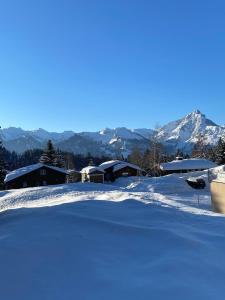 Vista generica sulle montagne o vista sulle montagne dall'interno dell'appartamento