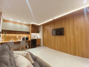 een woonkamer met een bank en een tv erin bij Flat Île de Pipa Luxxor - By Almare in Pipa