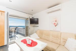 ein Wohnzimmer mit einem Sofa und einem Tisch in der Unterkunft Apartment in Crikvenica with sea view, terrace, air conditioning, WiFi 3492-8 in Crikvenica