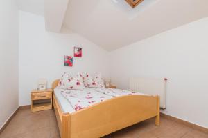 ein Schlafzimmer mit einem Bett und einem kleinen Nachttisch in der Unterkunft Apartment in Crikvenica with sea view, terrace, air conditioning, WiFi 3492-8 in Crikvenica