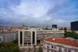 une ligne d'horizon avec des bâtiments et un ciel nuageux dans l'établissement Panoramic View Saldanha, à Lisbonne